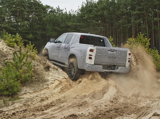 FOTO Primele imagini, sub camuflaj, cu viitorul VW Amarok