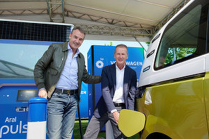 Grupul Volkswagen și compania bp au început instalarea de stații de încărcare pentru mașini electrice