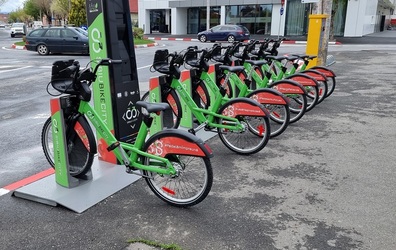 FOTO Primăria Sibiu a pus în funcțiune rețeaua Bike City, cu 540 de biciclete de închiriat