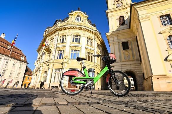 FOTO Primăria Sibiu a pus în funcțiune rețeaua Bike City, cu 540 de biciclete de închiriat