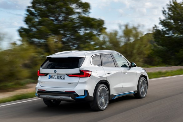 FOTO BMW lansează încă un automobil electric: iX1, împreună cu versiunea cu combustie X1