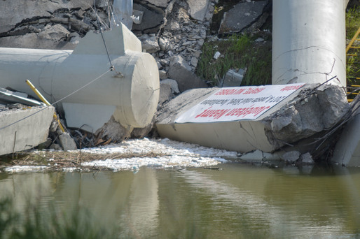 VIDEO&FOTO Pod rutier rupt în Neamț, la 6 luni după inaugurare. Investiție de 8 milioane lei. Ce spune acum constructorul