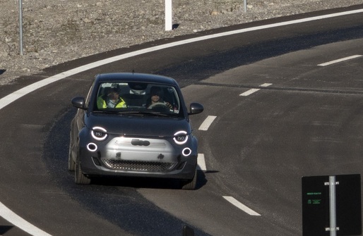 VIDEO Inovația anului: Un Fiat 500 electric a mers pe circuit fără să consume curent din baterie
