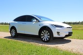 Mașinile Tesla vor ajusta automat suspensia în funcție de gropi