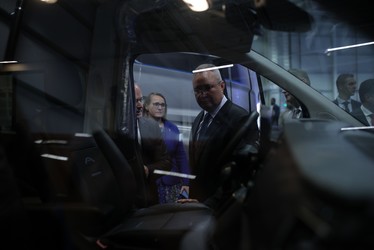 VIDEO & GALERIE FOTO Ford a predat oficial uzina de la Craiova turcilor de la Otosan. Nicolae Ciucă, prezent la ceremonie, a anunțat că va construi 18.000 de stații de încărcare