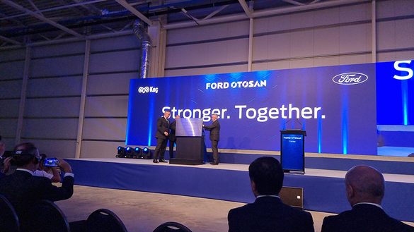 VIDEO & GALERIE FOTO Ford a predat oficial uzina de la Craiova turcilor de la Otosan. Nicolae Ciucă, prezent la ceremonie, a anunțat că va construi 18.000 de stații de încărcare