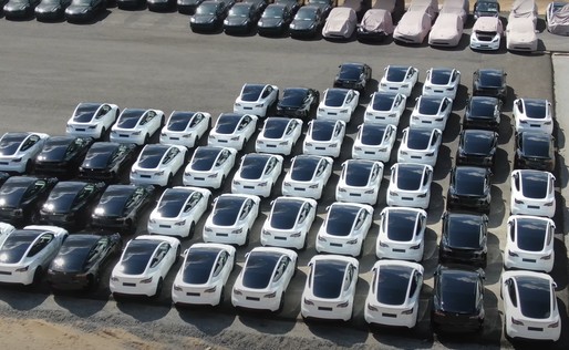 VIDEO Uzina Tesla din Europa nu produce decât mașini albe și negre
