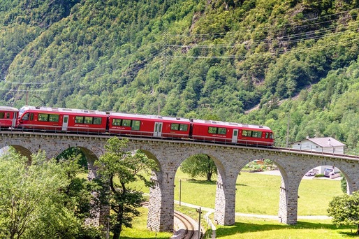 Cel mai lung tren de pasageri va avea 2 km și va fi format în Elveția