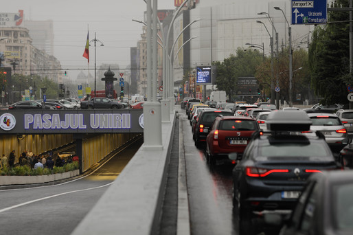 FOTO Două autocare s-au blocat la intrarea în Pasajul Unirii din centrul capitalei, la scurt timp după redeschidere