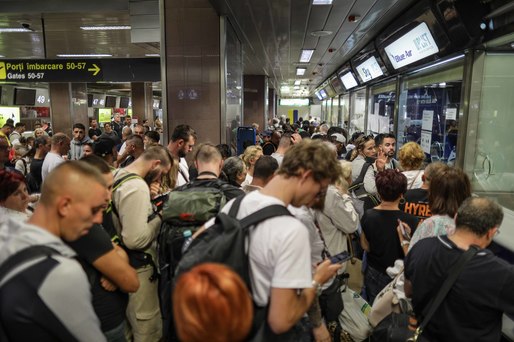 GALERIE FOTO Imaginile haosului din aeroportul Otopeni după ce Blue Air a suspendat toate cursele cu plecare din România 