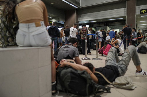GALERIE FOTO Imaginile haosului din aeroportul Otopeni după ce Blue Air a suspendat toate cursele cu plecare din România 