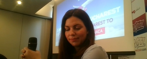 Wizz Air a chemat presa de la București pentru a insista asupra faptului că oferă prețuri reduse pasagerilor afectați de anularea curselor Blue Air, profitând de context pentru a anunța și că lansează noi rute din România. În primăvară ataca atât Blue Air