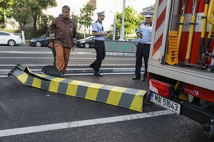 FOTO După 2 autocare a venit rândul unui TIR - S-a blocat în Pasajul Unirii, proaspăt reabilitat