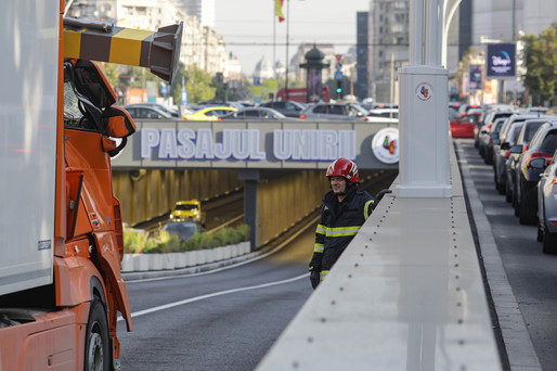 FOTO După 2 autocare a venit rândul unui TIR - S-a blocat în Pasajul Unirii, proaspăt reabilitat