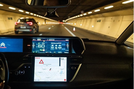 Stellantis testează comunicațiile între infrastructură și mașini, pentru avertizarea despre riscurile din trafic