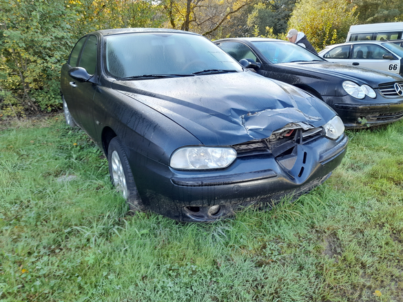 FOTO Peste 30 de mașini, scoase la vânzare ca fier vechi