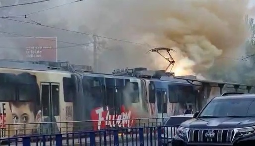 VIDEO Un tramvai a luat foc în București, în zona Eroii Revoluției 