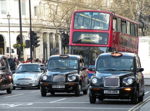 Londra extinde la nivelul întregului oraș taxa de circulație pentru vehiculele poluante