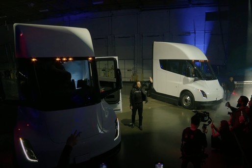 VIDEO Tesla a livrat către Pepsi primele camioane electrice Semi Truck. Arhitectură inedită a cabinei șoferului