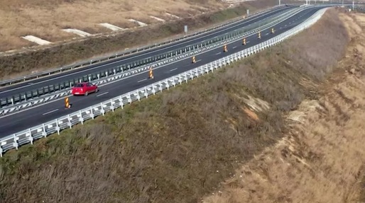 VIDEO Inaugurată recent, o porțiune din Autostrada A10 Sebeș-Turda o ia la vale: Alunecare de teren, filmată din dronă