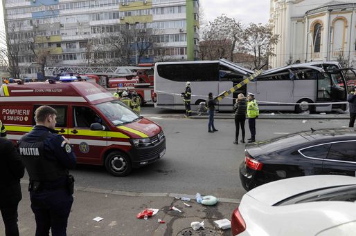 VIDEO&FOTO Un nou accident la Pasajul Unirii din Capitală. Un autocar a rămas blocat la intrare. Oameni răniți