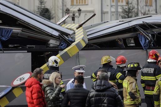 VIDEO&FOTO Un nou accident la Pasajul Unirii din Capitală. Un autocar a rămas blocat la intrare. Oameni răniți