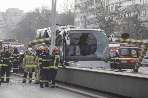 VIDEO&FOTO Un nou accident la Pasajul Unirii din Capitală. Un autocar a rămas blocat la intrare. Oameni răniți