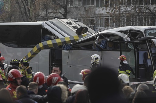 VIDEO&FOTO Un nou accident la Pasajul Unirii din Capitală. Un autocar a rămas blocat la intrare. Oameni răniți