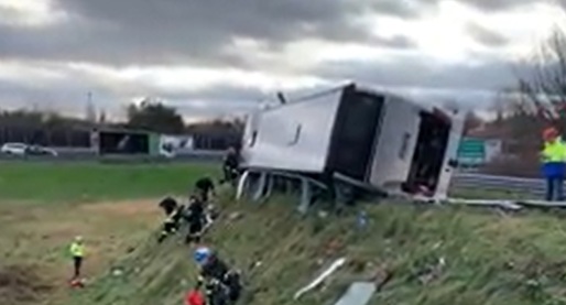 VIDEO&FOTO Un autocar cu 52 de români la bord s-a răsturnat