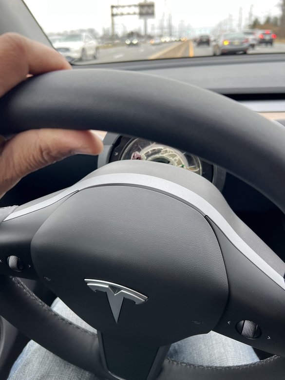 FOTO Proprietarul unui Tesla Model Y a rămas cu volanul în mână. Compania l-a taxat cu 100 de euro