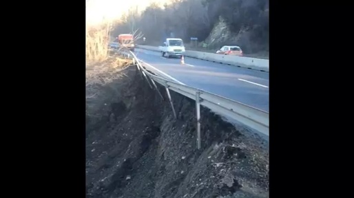 VIDEO Surpare majoră pe DN1 pe Valea Prahovei: O bandă a drumului a fost închisă
