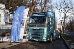 FOTO Volvo Trucks a livrat primul camion electric în România, într-un cadru festiv găzduit de ambasada Suediei