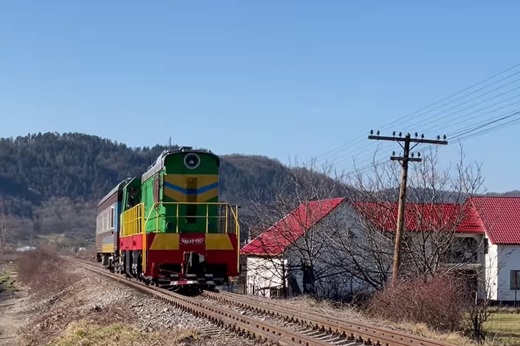 FOTO Trenuri dirijate cu prăjina: Ucrainenii au redeschis o cale ferată cu România, dar la noi trenul s-a blocat în cablurile de electricitate