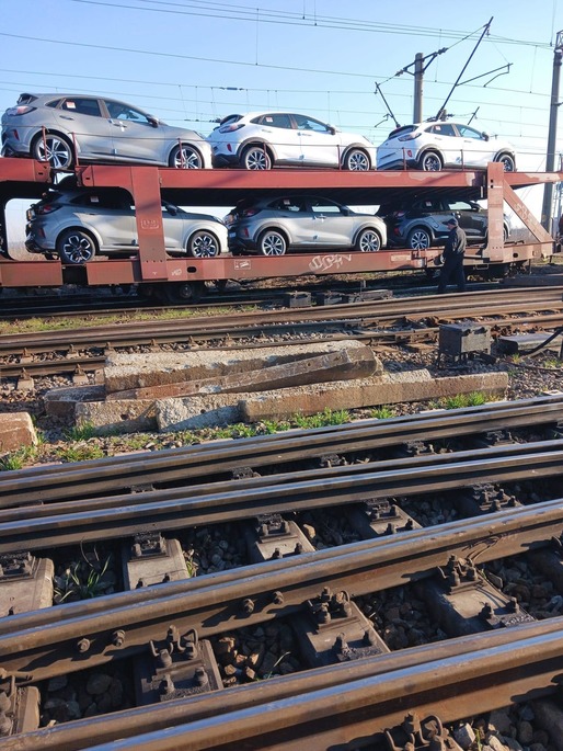 VIDEO & FOTO de la accidentul feroviar din Teleorman. Mașini Ford căzute din tren. Oficial: A fost o tamponare violentă