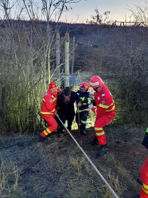 VIDEO & FOTO de la accidentul feroviar din Teleorman. Mașini Ford căzute din tren. Oficial: A fost o tamponare violentă