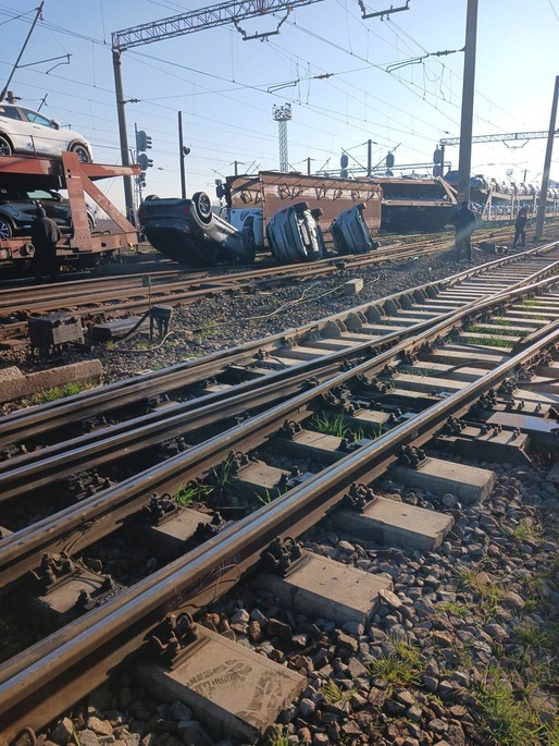 VIDEO & FOTO de la accidentul feroviar din Teleorman. Mașini Ford căzute din tren. Oficial: A fost o tamponare violentă