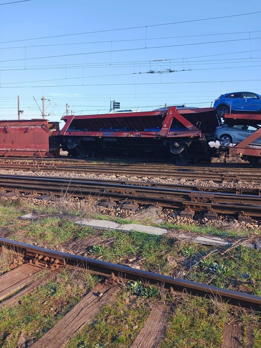 VIDEO & FOTO de la accidentul feroviar din Teleorman. Mașini Ford căzute din tren. Oficial: A fost o tamponare violentă