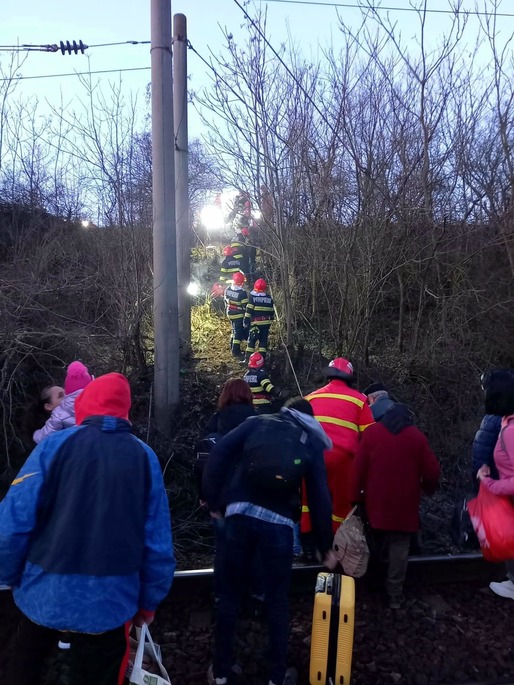 VIDEO & FOTO de la accidentul feroviar din Teleorman. Mașini Ford căzute din tren. Oficial: A fost o tamponare violentă