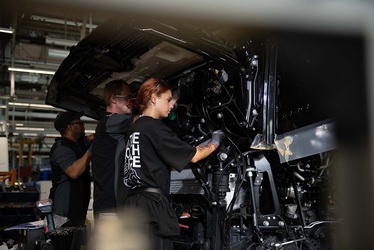 Daimler Truck caută 2.800 de angajați temporari, pentru următoarele șase luni