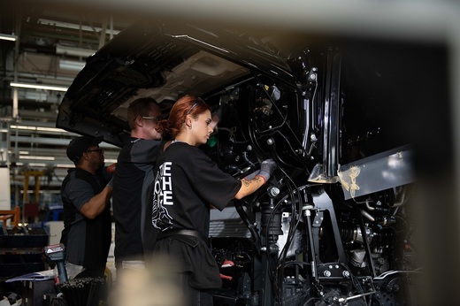 Daimler Truck caută 2.800 de angajați temporari, pentru următoarele șase luni