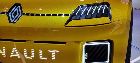 FOTO Primele Renault 5 ies camuflate pe șosele