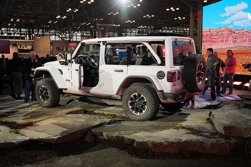 Jeep își actualizează SUV-ul emblematic Wrangler, în lupta cu rivalul Ford Bronco