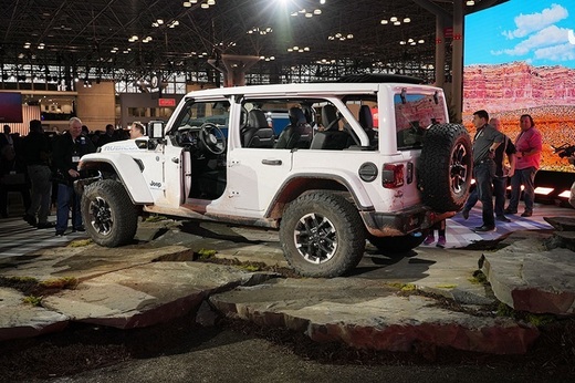 Jeep își actualizează SUV-ul emblematic Wrangler, în lupta cu rivalul Ford Bronco