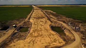 FOTO Valea Plângerii pe A7 Ploiești-Buzău lot 2. „Șantierul“ este aproape încremenit între lanurile de rapiță