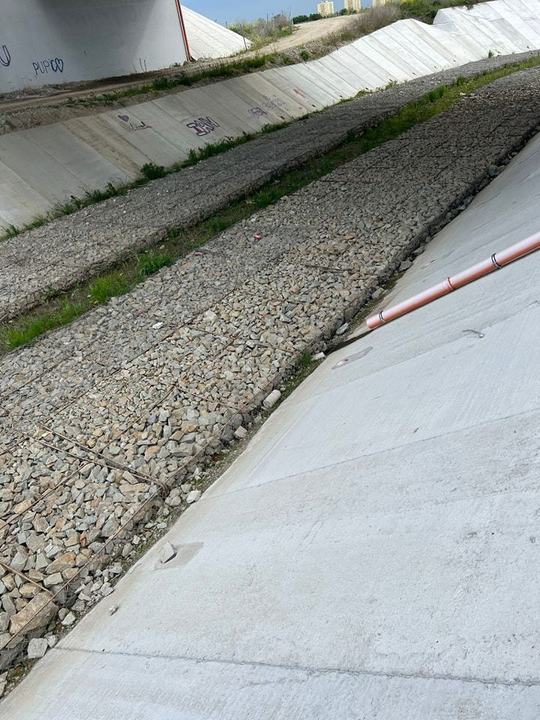 FOTO Au fost furate plasele care susțin pietrele din gabioanele montate pe Drumul Expres Craiova-Pitești, în zona podurilor