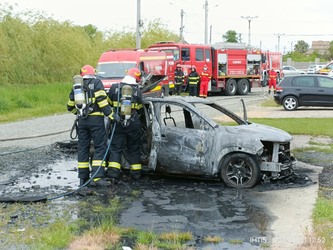 VIDEO&FOTO Un autoturism Dacia Spring a ars complet, după ce a început să scoată zgomote