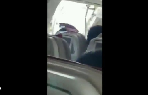VIDEO Momente de groază la bordul unui avion, după ce un pasager a deschis ușa în zbor