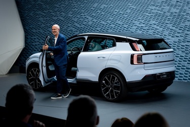 FOTO & VIDEO Volvo a lansat cel mai mic SUV din istoria mărcii, complet electric și cu o autonomie de peste 300 km