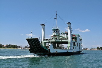 Bulgaria este pregătită pentru lansarea liniei de feribot Ruse-Giurgiu, dar partea română mai are de lucru. Ar putea reduce traficul de la frontieră cu 25% - presa bulgară