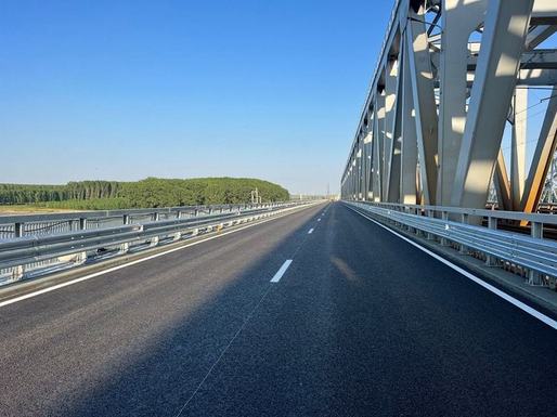 Ministrul Transporturilor anunță că se circulă pe ambele sensuri ale podului de la Fetești. Taxa pentru plata tarifului de tranzitare va rămâne suspendată